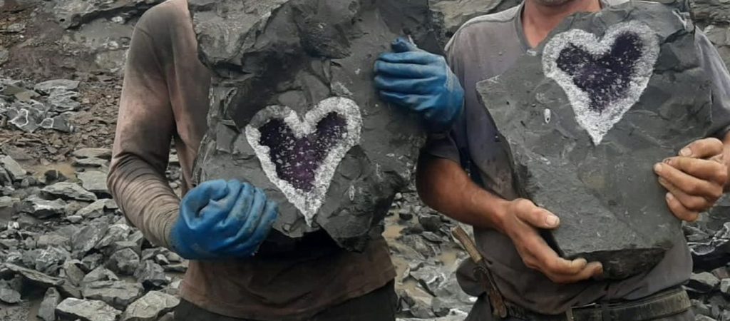 Ουρουγουάη: Βρέθηκαν πολύτιμοι λίθοι σε σχήμα καρδιάς στο εσωτερικό ενός βράχου (φώτο)