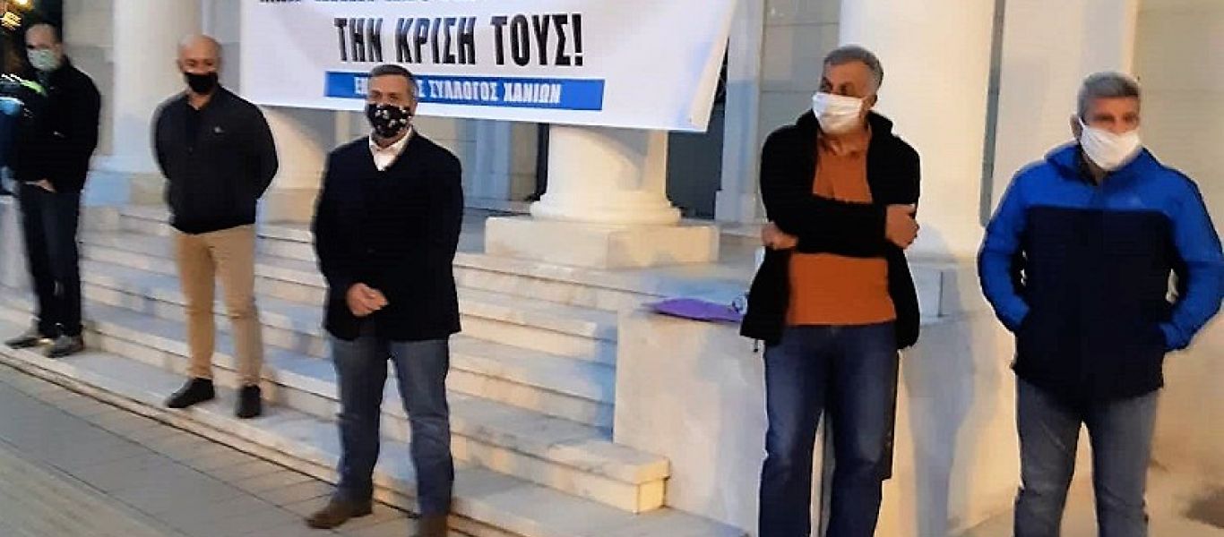 Στα «κάγκελα» οι έμποροι για την παράταση του lockdown – Παράσταση διαμαρτυρίας στα Χανιά (φώτο)