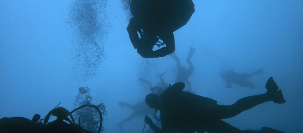 Ινδονησία: Δύτες «σαρώνουν» τα συντρίμμια του αεροσκάφους στο βυθό της θάλασσας (βίντεο)