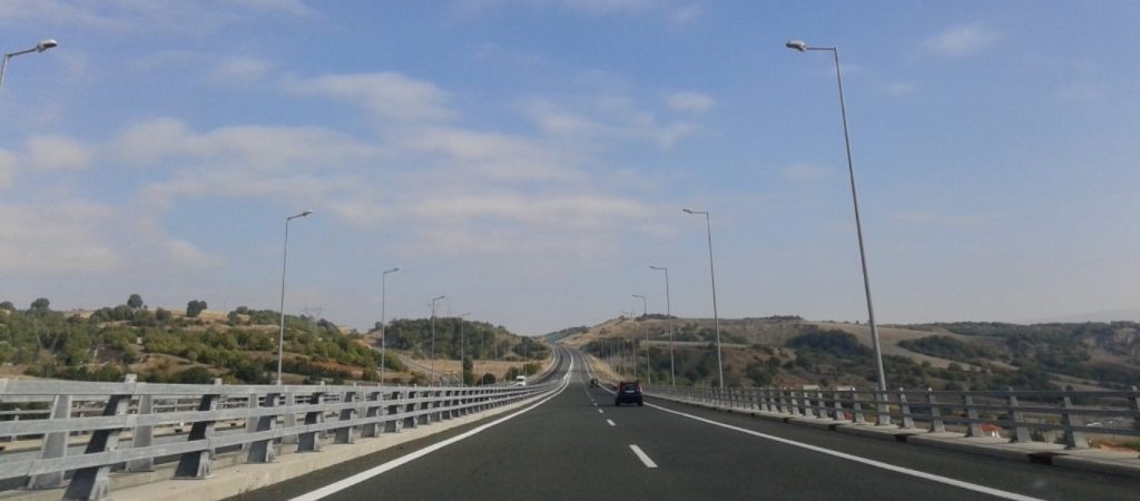 Μέτσοβο: «Δίπλωσε» νταλίκα λόγω στην Εγνατία Οδό λόγω δυνατού αέρα