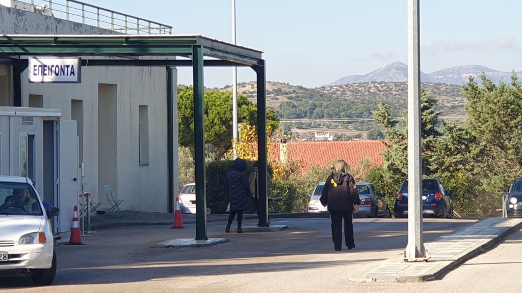 Δολοφονία στο Κέντρο Υγείας Καλυβίων: Οι αρχές βλέπουν «εμμονικό» δράστη πίσω από το άγριο έγκλημα (βίντεο)