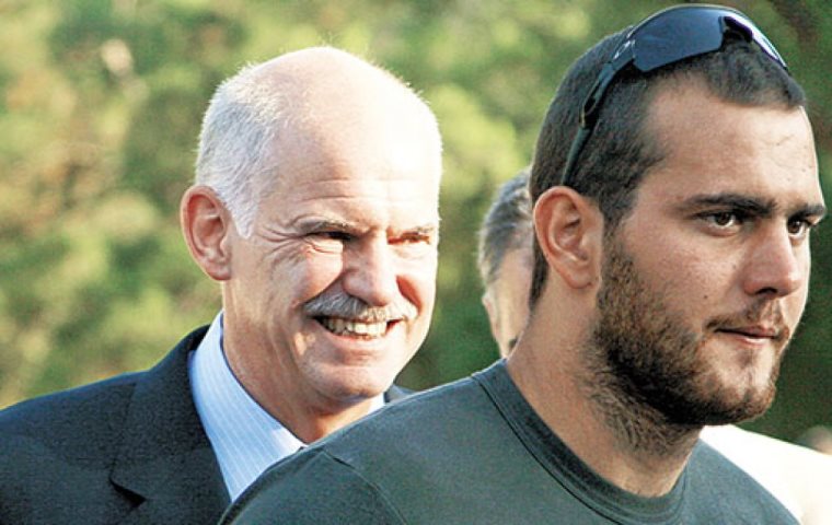 Στο νοσοκομείο με κατάγματα στα πλευρά ο γιος του Γιώργου Παπανδρέου μετά το τροχαίο
