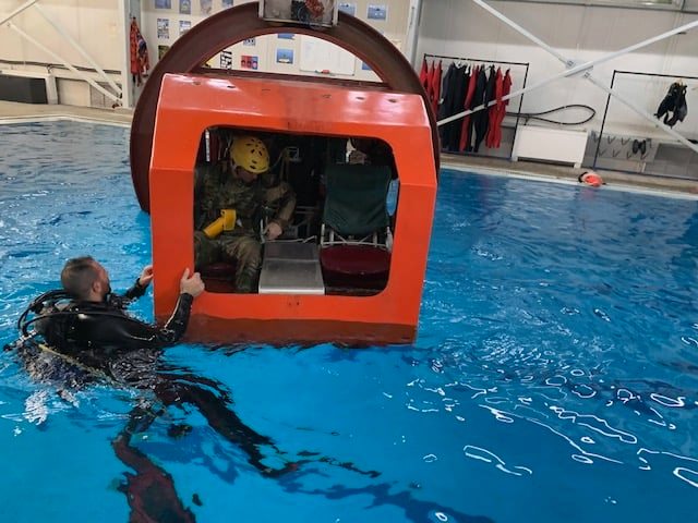 Ένοπλες Δυνάμεις: Συνεκπαίδευση με ΗΠΑ σε σχολείο διαφυγής από βυθιζόμενο ελικόπτερο (φώτο)