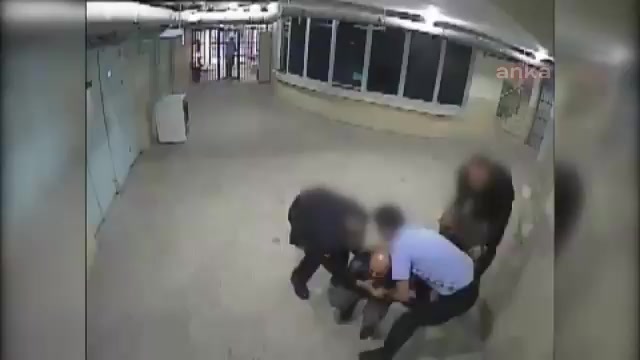 Τουρκικές φυλακές: Κρατούμενος θέλησε να διαμαρτυρηθεί και οι δεσμοφύλακες του έσπασαν το χέρι (βίντεο)
