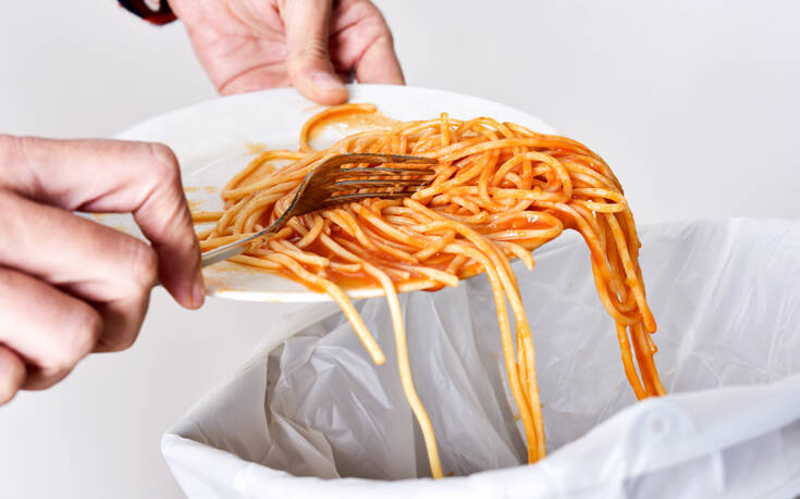 Έρευνα: Πόσο φαγητό πετάνε οι Έλληνες – Ποιο τρόφιμο καταλήγει πιο εύκολα στον κάδο