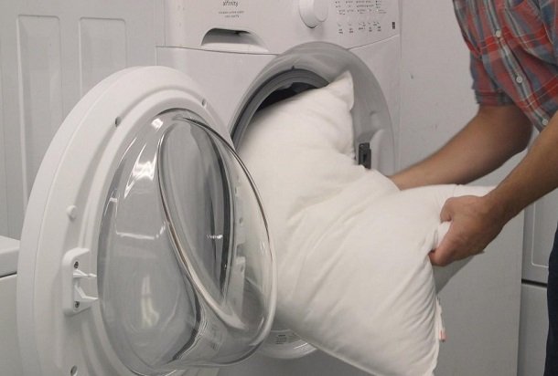 Έχεις κιτρινισμένα μαξιλάρια; – Το «μαγικό» κόλπο για να τα επαναφέρεις (βίντεο)