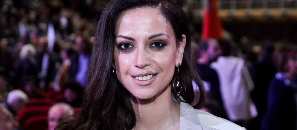 Η Ρ.Χρηστίδου δεν ξεχνά το παρελθόν της – Είναι με διαφορά η κορυφαία βουλευτής στην… κιθάρα (βίντεο)