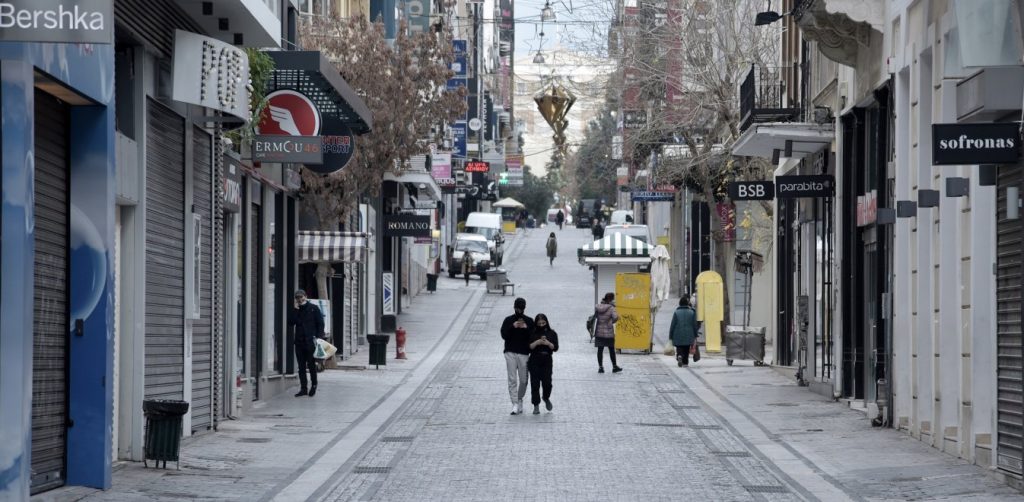 Ξυλοδαρμός ανήλικης στην Ερμού: «Μου πίεζαν τον λαιμό – Φοβήθηκα για τη ζωή μου» λέει ο φίλος της