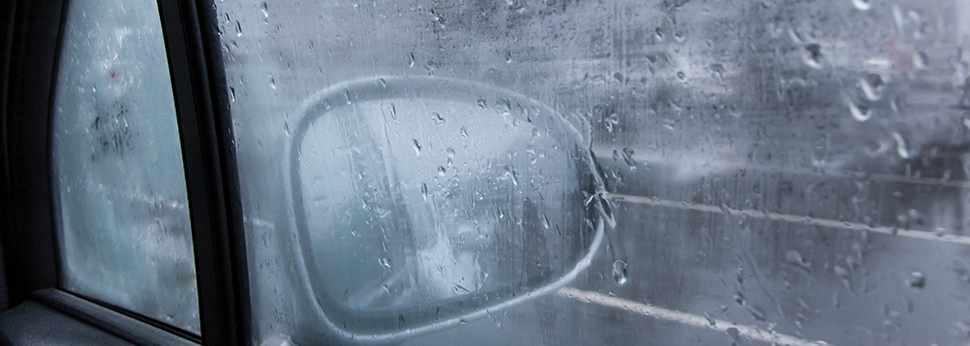 Αυτό είναι το απόλυτο κόλπο για να ξεθολώσεις γρήγορα το τζάμι του αυτοκινήτου