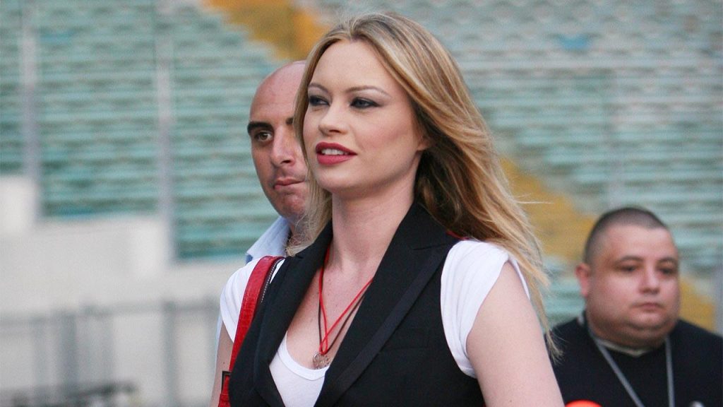 Άννα Φάλκι: Η Ιταλίδα ηθοποιός υπόσχεται να φωτογραφηθεί μόνο με… μάσκα αν κερδίσει η ομάδα της (φωτό)