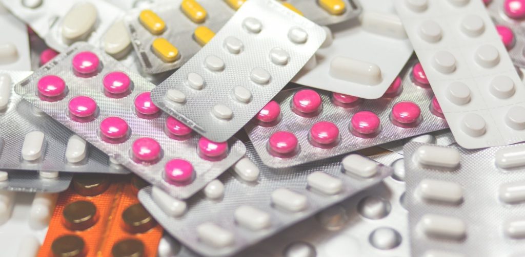 Χειροπέδες σε 2 άτομα για συνταγογραφήσεις «μαϊμού» φαρμάκων σε ασφαλισμένους του ΕΟΠΥΥ