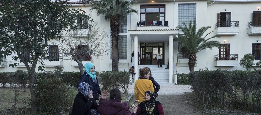 Χάος στο hotspot στις Θερμοπύλες – Ιρακινός επιτέθηκε με τσεκούρι σε εργαζόμενους και αλλοδαπούς!