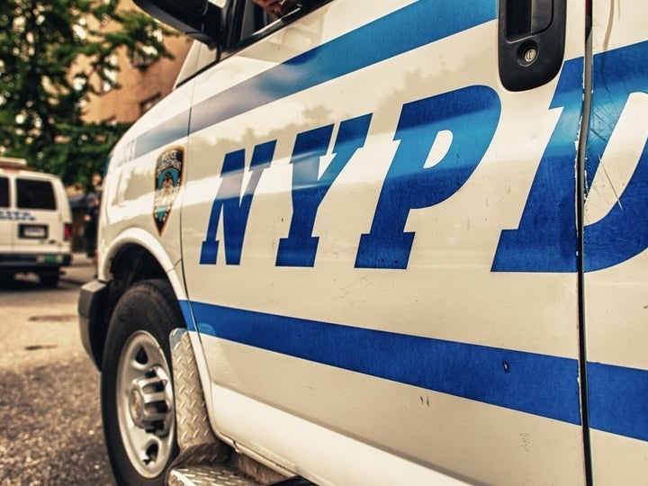 Νέα Υόρκη: Aστυνομικός πήγε να βοηθήσει γυναίκα και εκείνη τον μαχαίρωσε στον λαιμό (βίντεο)