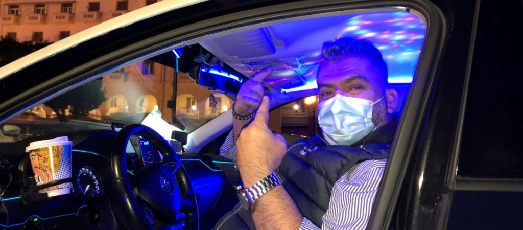 Θεσσαλονίκη: Το πιο ιδιαίτερο ταξί της πόλης προσφέρει μουσική και ποτό (βίντεο)