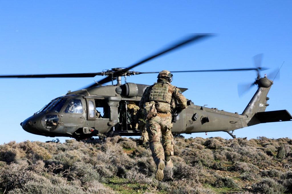 Συνεκπαίδευση Ελλάδας-ΗΠΑ με ελικόπτερα Apache, Blackhawk και ειδικές δυνάμεις (βίντεο)