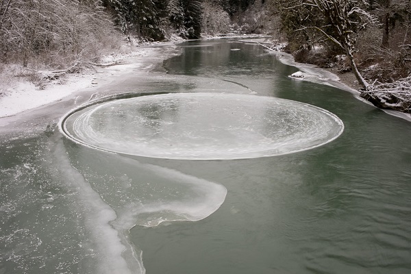 Εντυπωσιακό: Ασυνήθιστος παγωμένος δίσκος περιστρέφεται σε ποτάμι! (βίντεο)