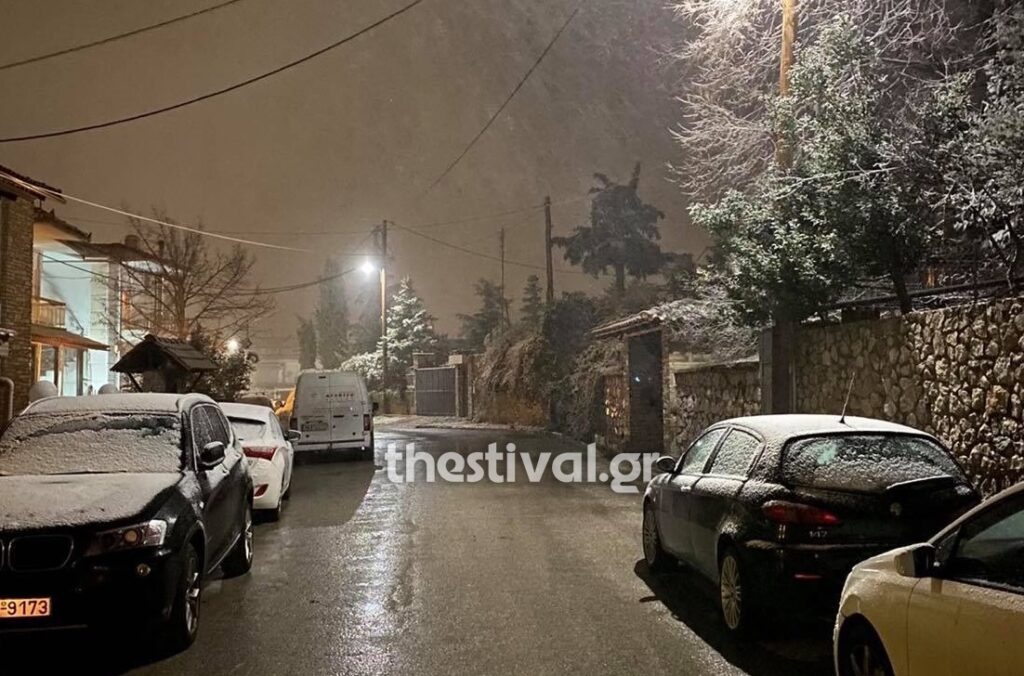 Χιονίζει στη Θεσσαλονίκη – Που χρειάζονται αλυσίδες (βίντεο-φωτο)