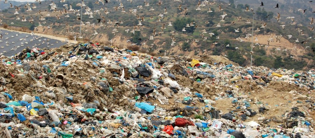 Υγειονομική «απειλή» στην Θεσσαλονίκη – Παράνομη χωματερή δίπλα σε σταθμό ΚΤΕΛ (βίντεο)