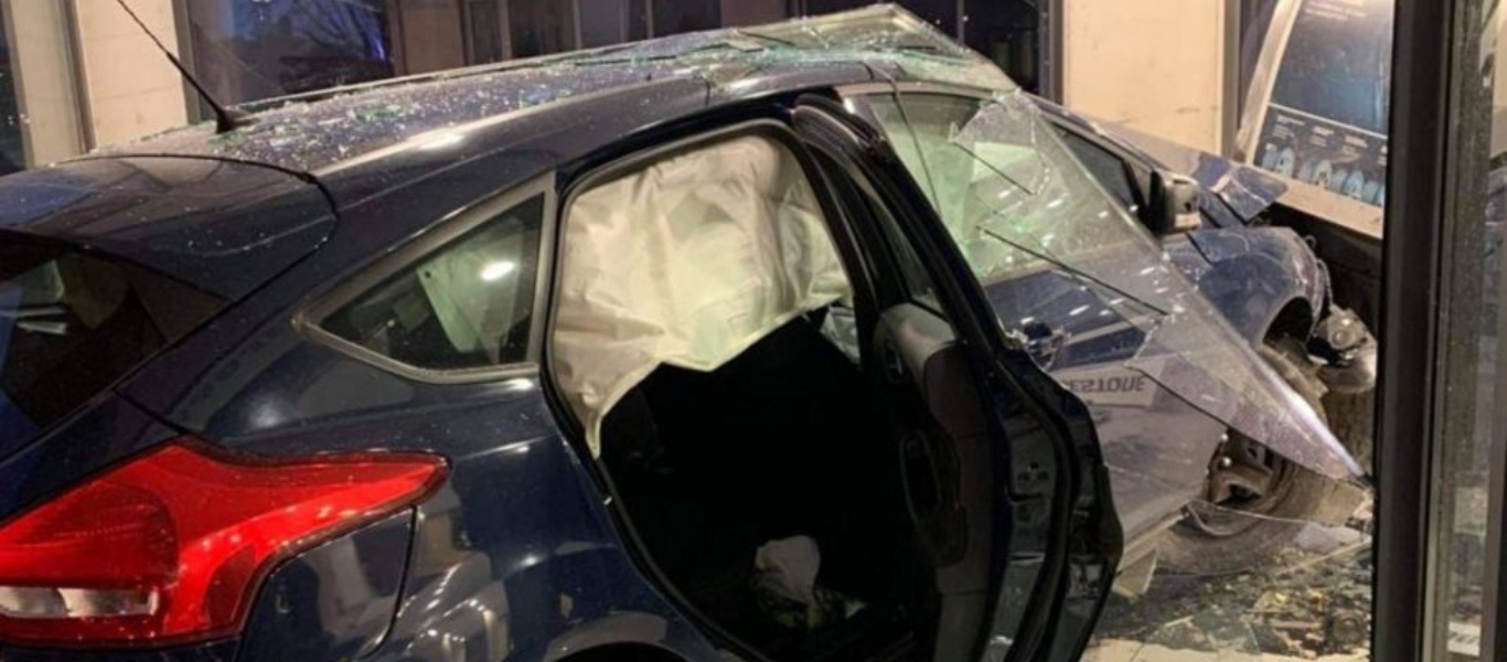 Τρίκαλα: Αυτοκίνητο εισέβαλε σε κατάστημα από την… τζαμαρία – Προκάλεσε μεγάλες ζημιές