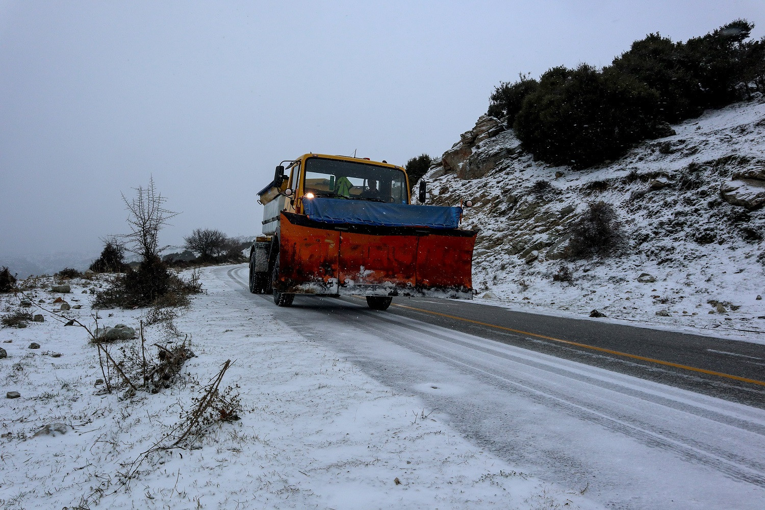 Ο «Λέανδρος» στην Κεντρική Ελλάδα με συνεχείς χιονοπτώσεις – Πως θα κινηθεί ο καιρός σήμερα