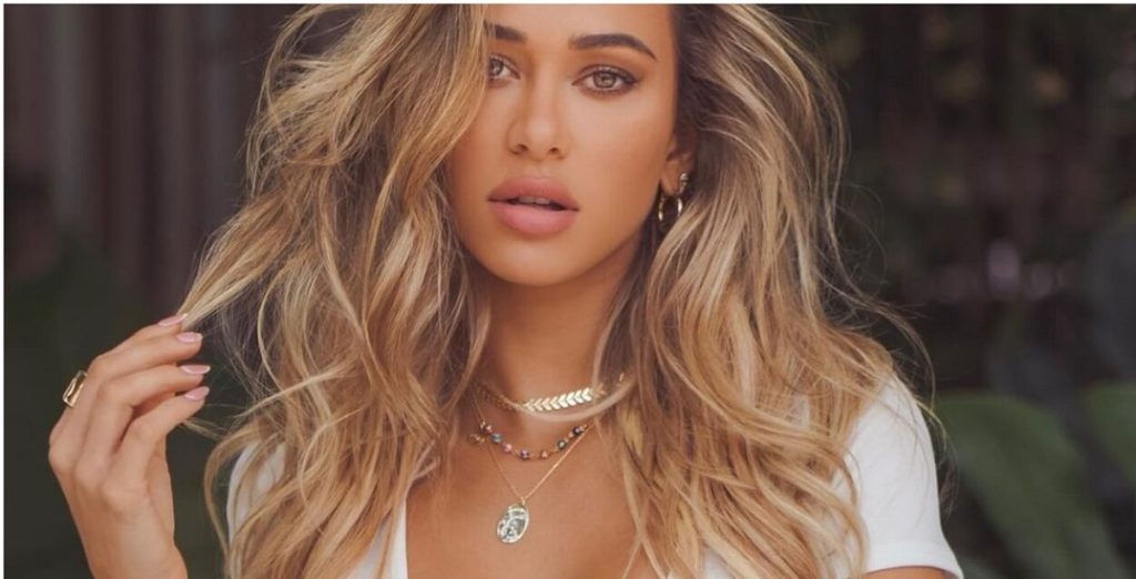 Cindy Prado: Η «εκρηκτική» ξανθιά που θα σε εντυπωσιάσει με τις καμπύλες της (φώτο)