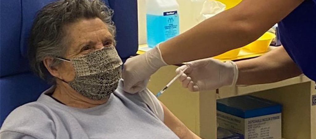 Δύο 91χρονοι και μία 90χρονη οι πρώτοι άνω των 85 που εμβολιάστηκαν κατά του κορωνοϊού (φώτο)