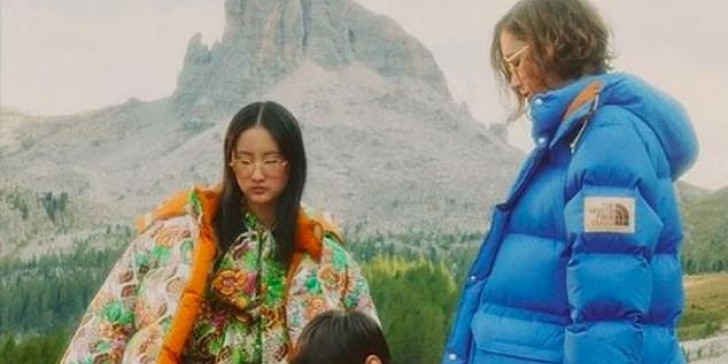 Απίστευτο τρολάρισμα για τα μοντέλα που κάνουν πεζοπορία στα βουνά φορώντας… φούστες και τακούνια (βίντεο)