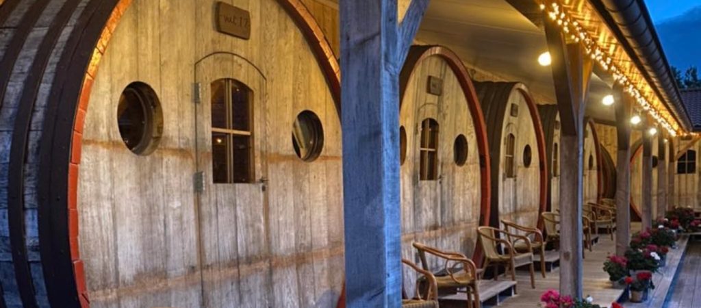Ξενοδοχείο διαφορετικό από τα υπόλοιπα στην Ολλανδία – Δωμάτια μέσα σε τεράστια βαρέλια (φώτο)
