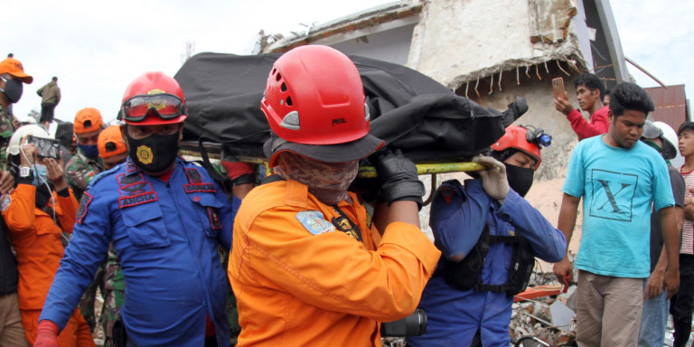 Μετασεισμοί ταρακουνούν την Ινδονησία μετά τον σεισμό των 6,2 ρίχτερ – Ψάχνουν για επιζώντες