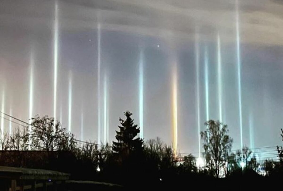 Αγία Πετρούπολη: Στύλοι φωτός γέμισαν τον ουρανό (φωτό)