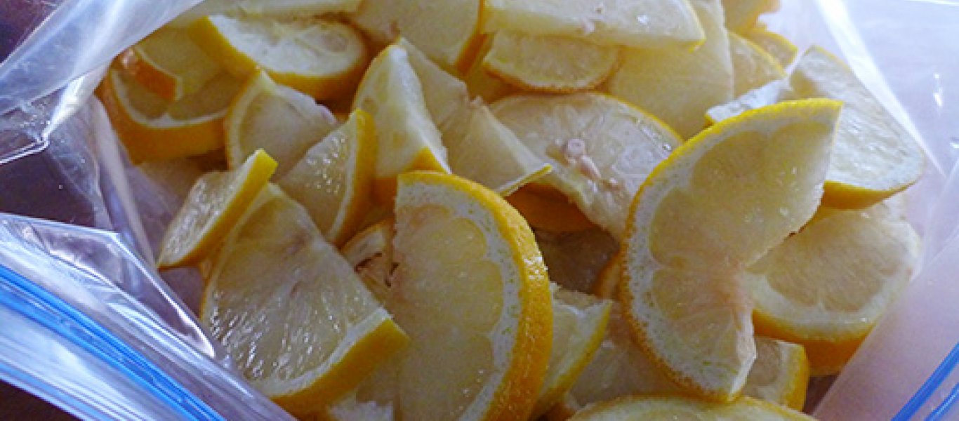 Γιατί είναι καλύτερο να βάζετε τα λεμόνια στην κατάψυξη