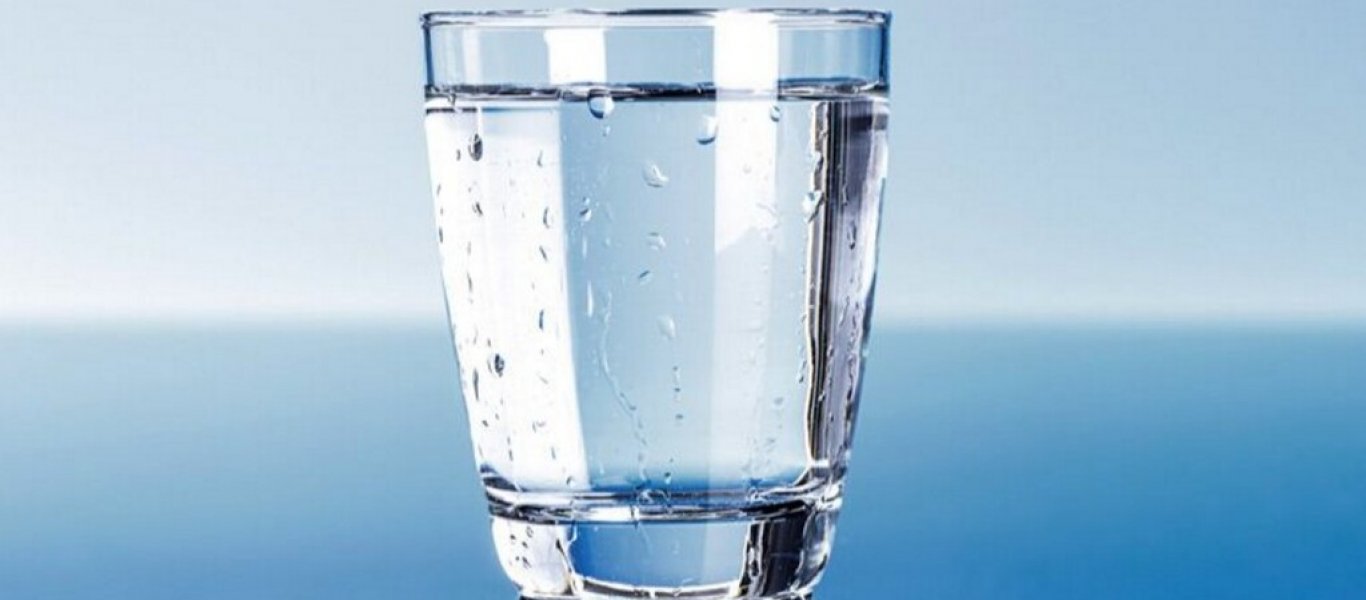 Πότε και γιατί πρέπει να πίνετε ζεστό νερό