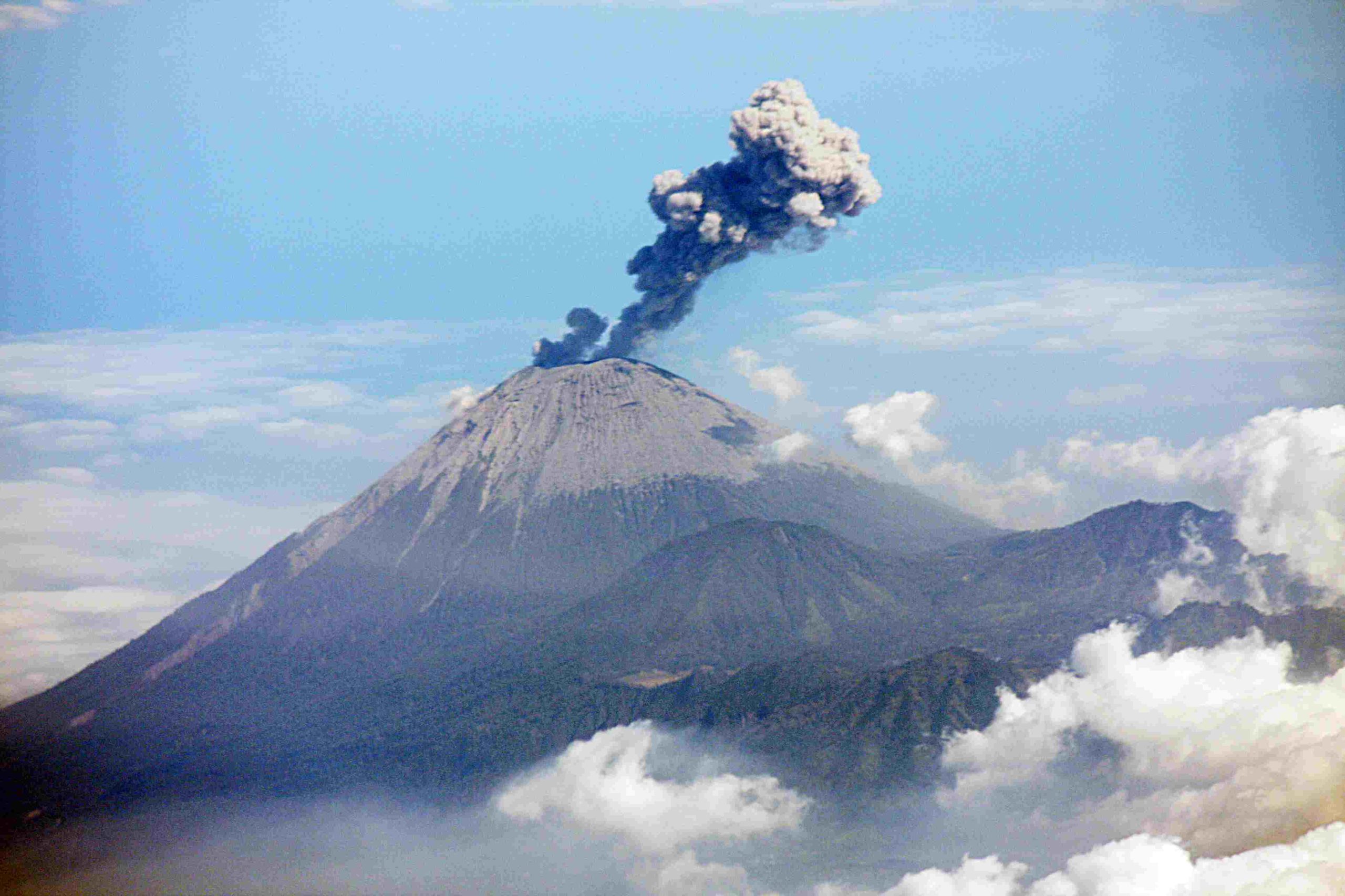 Ινδονησία: Εξερράγη το ηφαίστειο Σεμέρου – Έφτασε σε ύφος τα 5 χιλιόμετρα η τέφρα (βίντεο)