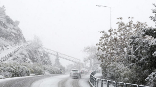 Θεσσαλονίκη: «Σαρώνει» η κακοκαιρία – Επιχείρηση απεγκλωβισμού δύο ατόμων