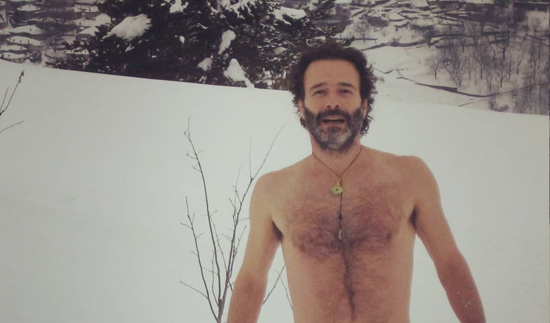 Θανάσης Ευθυμιάδης: Με μαγιό στα χιόνια γιατί… «δεν κάνει κρύο στην Ελλάδα» (φώτο)