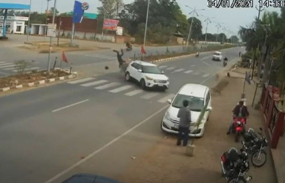 Ινδία: Mηχανή έπεσε πάνω σε τζιπάκι που έκανε αναστροφή σε δρόμο – Πετάχτηκε στον αέρα ο οδηγός (βίντεο)