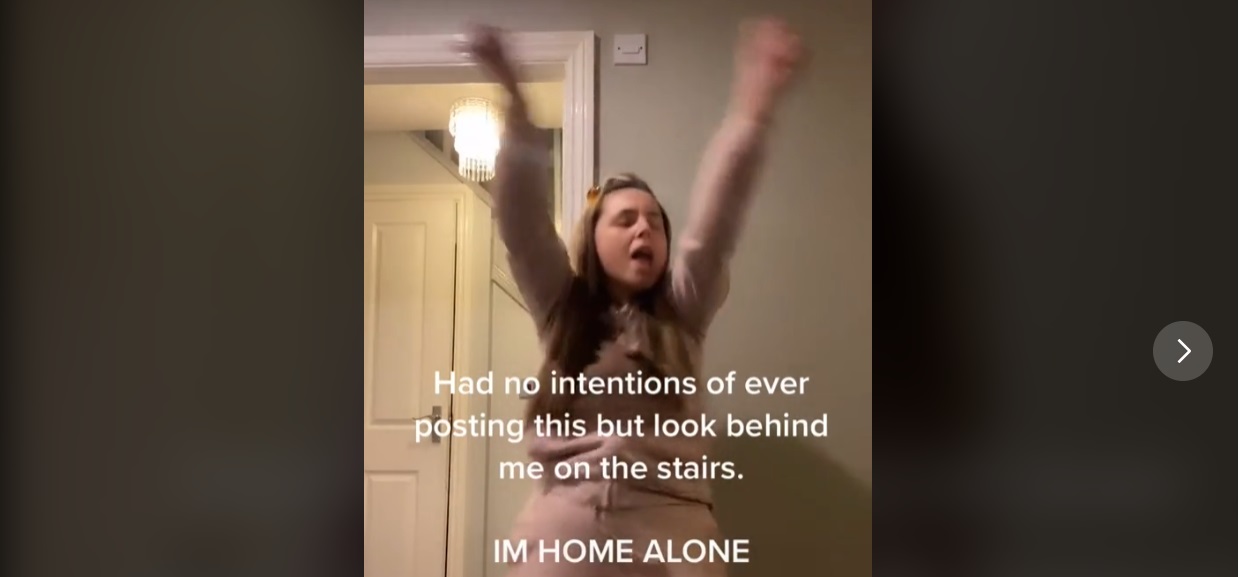 Γυναίκα χορεύει μόνη της στο σπίτι και τότε… «κάτι» κατεβαίνει τις σκάλες (βίντεο)