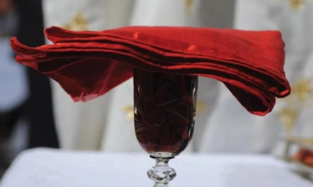 Το γνωρίζατε; – Γιατί στο γάμο ο ιερέας προσφέρει κόκκινο κρασί;
