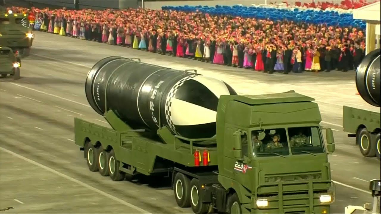 Νέα νυχτερινή στρατιωτική παρέλαση από την Β.Κορέα – Παρουσιάστηκε υποβρύχιος βαλλιστικός πύραυλος (βίντεο)