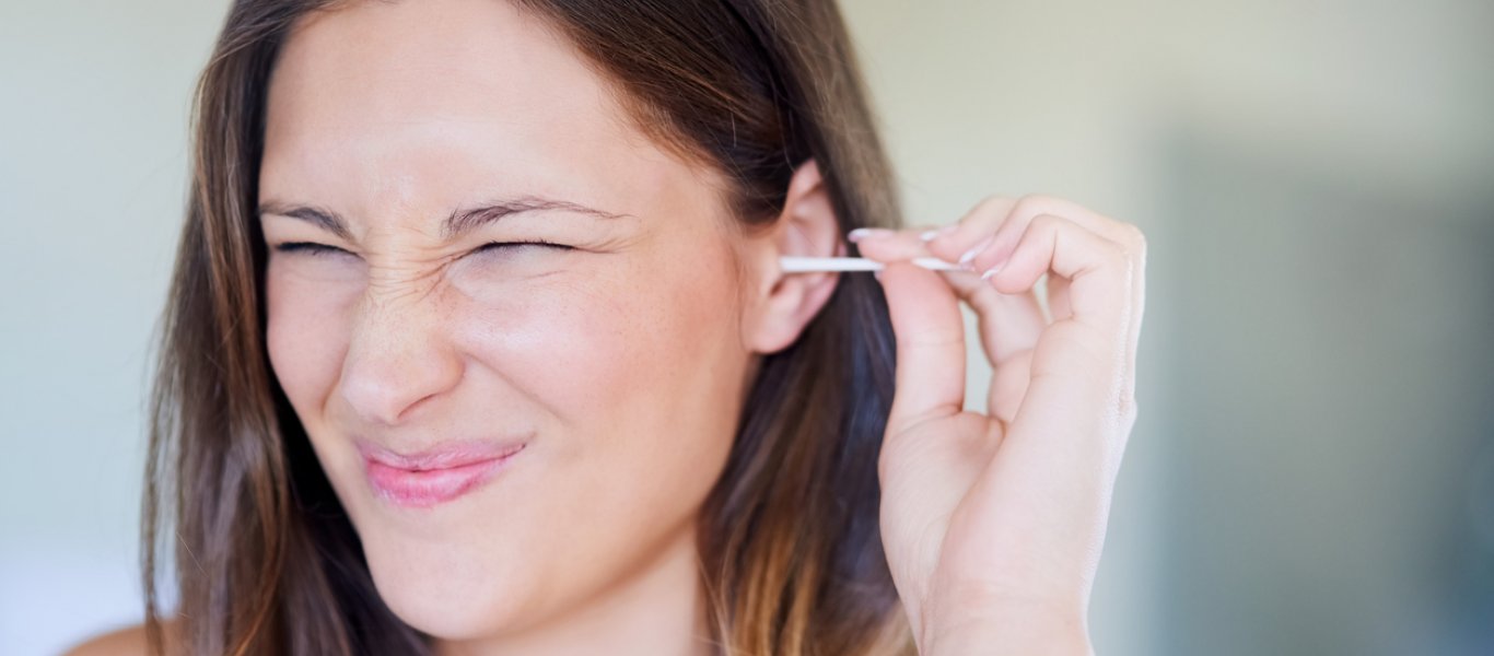 Ο κίνδυνος που «κρύβει» η χρήση μπατονέτας – Πως αλλιώς να καθαρίσετε τα αυτιά σας