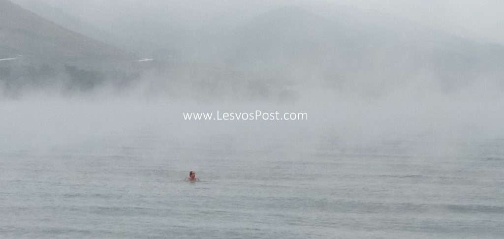 Οι τολμηροί της Μυτιλήνης: Εκαναν μπάνιο εν μέσω χιονιά (βίντεο)