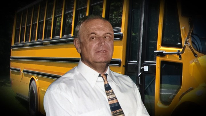 Νεκρός οδηγός σχολικού λεωφορείου στο Σούνιο – «Του άδειασαν τον τραπεζικό λογαριασμό» (βίντεο)