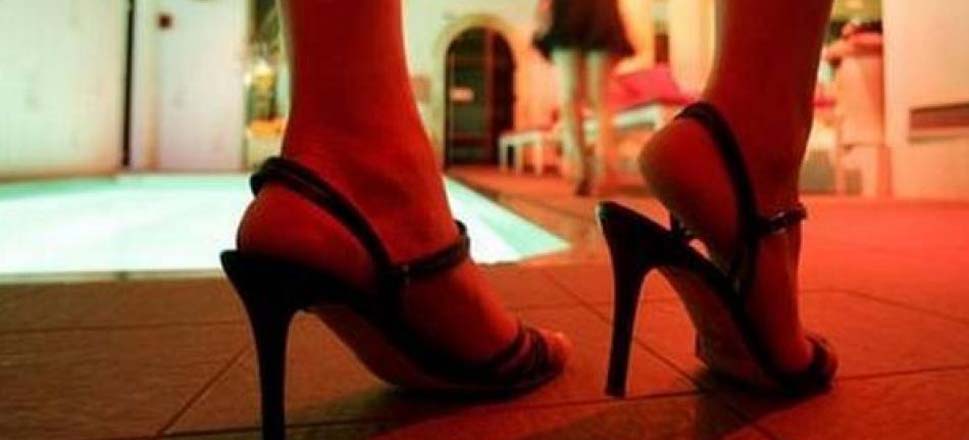 Εργαζόμενη στον κόσμο του «ροζ» θεάματος αποκαλύπτει δέκα μυστικά της δουλειάς