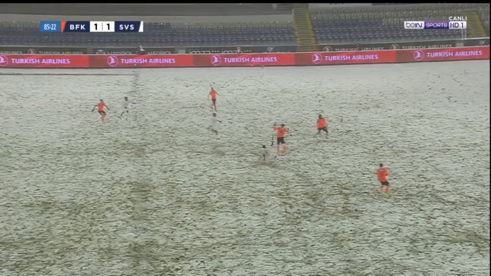 Σίβασπορ: Έπαιζε με λευκές εμφανίσεις σε χιονισμένο τερέν με αποτέλεσμα να μην φαίνονται οι παίκτες (φωτό)