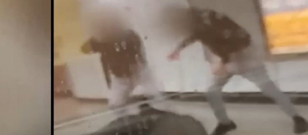 Νέο βίντεο-ντοκουμέντο από τον ξυλοδαρμό του σταθμάρχη: Δείτε τι έκαναν μετά την επίθεση οι 2 ανήλικοι δράστες