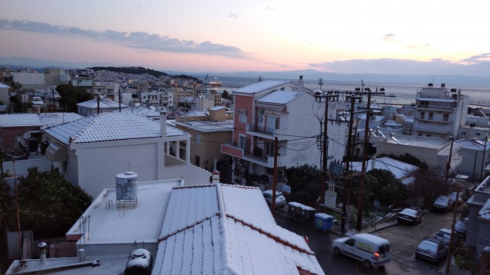 «Ντύθηκε» στα λευκά η Μυτιλήνη – Κλειστά τα σχολεία