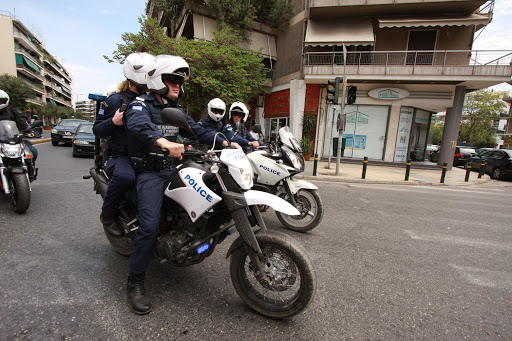 Ένταση στον Εύοσμο Θεσσαλονίκης: Δεκάδες τσιγγάνοι θέλουν να μπουν στο νεκροταφείο