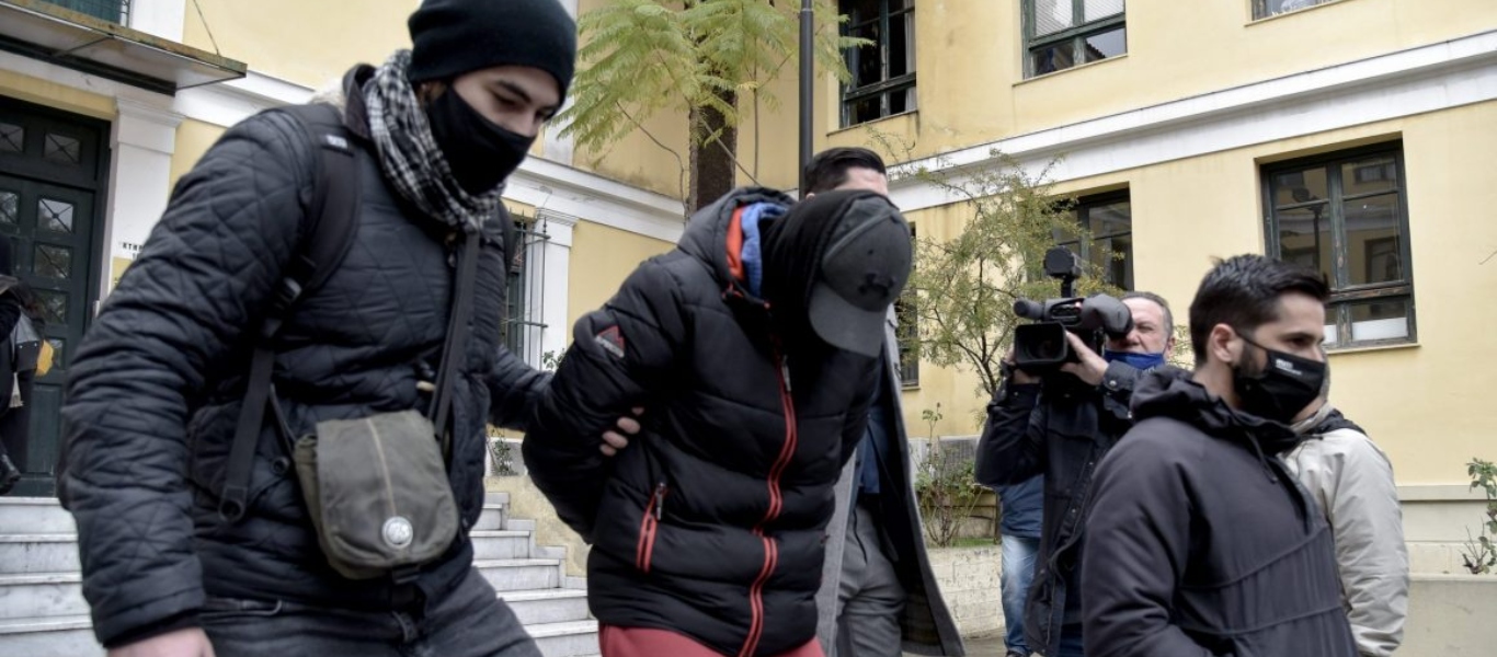 Ελεύθεροι με περιοριστικούς όρους οι ανήλικοι για τον ξυλοδαρμό υπαλλήλου του Μετρό