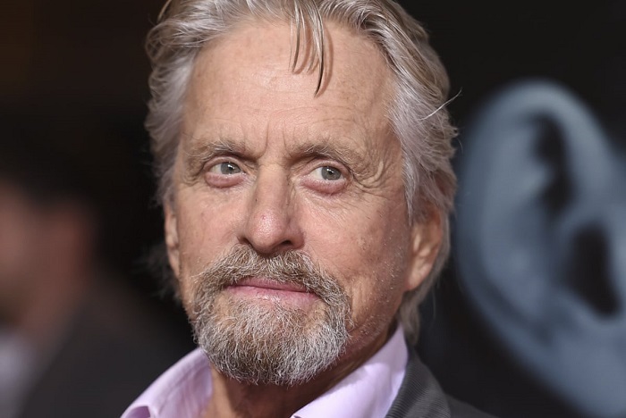 Μάικλ Ντάγκλας: Συνάντησε τον εγγονό του ένα μήνα μετά τη γέννηση του (φωτό)