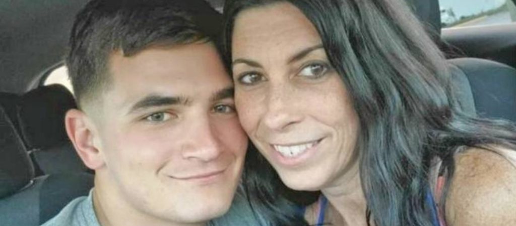 Το Tinder κάνει θαύματα: 50χρονη γιαγιά με 3 εγγόνια ετοιμάζεται να παντρευτεί 22χρονο άνδρα (βίντεο)
